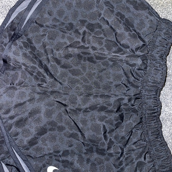 Women’s Nike Dri Fit black leopard running shortss medium - Picture 3 of 4